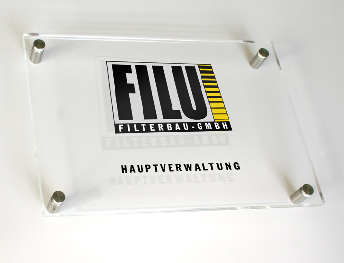 Beispiel eines Acrylglasschilds mit klarer Beschriftung