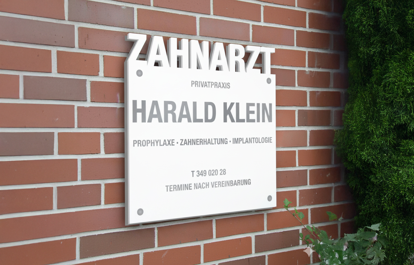 Formschild für Zahnarztpraxis mit 3-D Buchstaben